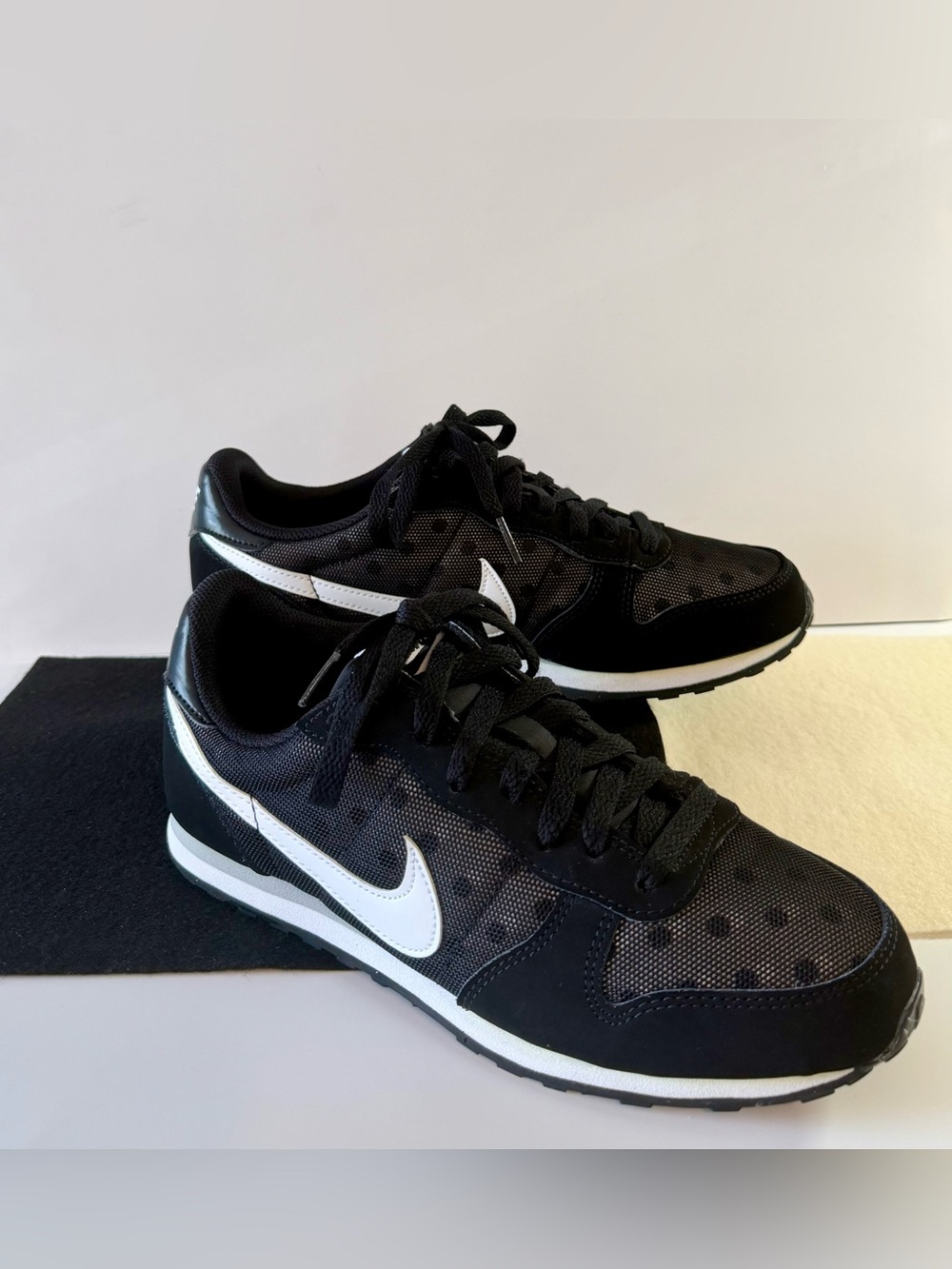 Nike Genicco Print Polka Dot Sneakers Black White Women’s 9 Retro 705283-010